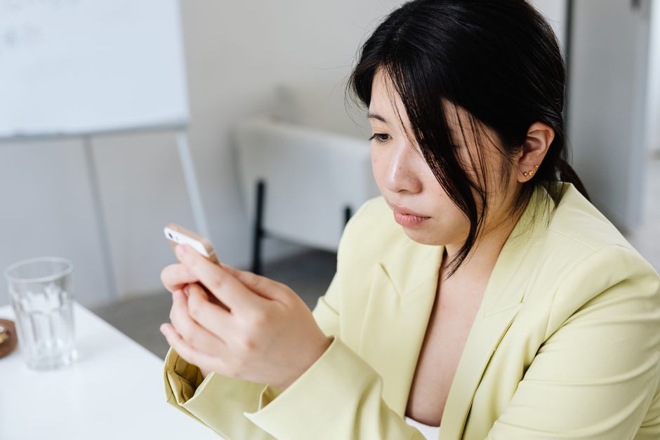 福岡の事業者が公式LINEのブロック対策として、ステップ配信やリッチメニューを活用した配信設計を実践しているイメージ
