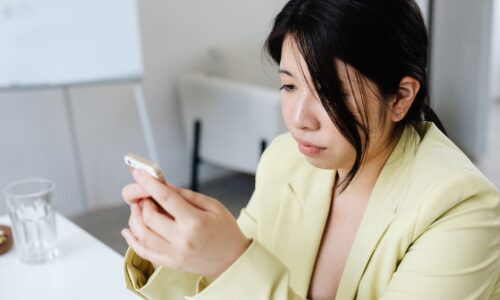 福岡の事業者が公式LINEのブロック対策として、ステップ配信やリッチメニューを活用した配信設計を実践しているイメージ