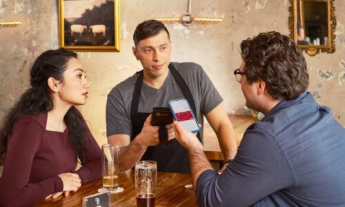 福岡の店舗で公式LINEのQRコードをスマートフォンで読み取る顧客と、ステップ配信でリピーターへとつながる集客設計のイメージ図