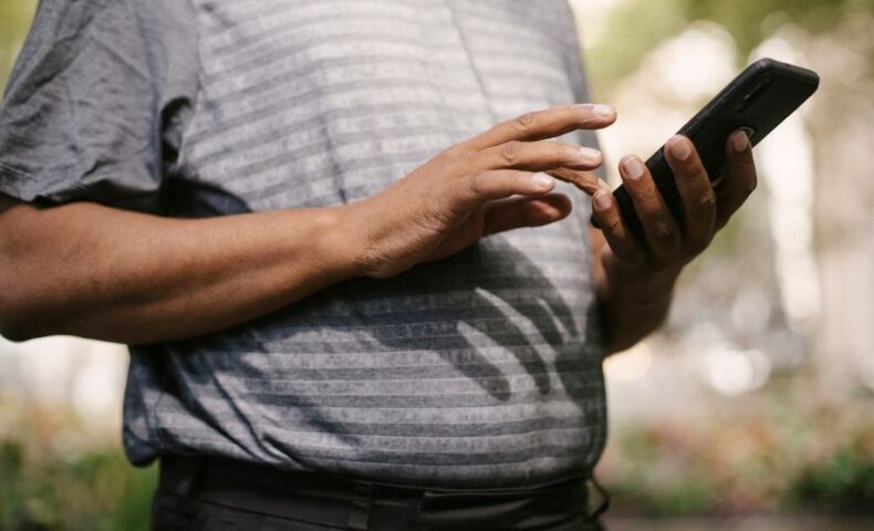 福岡の店舗が公式LINEのクーポン配信を活用し、登録者へお得情報を届けている様子を示したイメージ