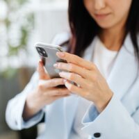 福岡の店舗オーナーが公式LINEの予約フォーム設計を見直し、リッチメニューへの導線や自動返信設定を確認しているようす