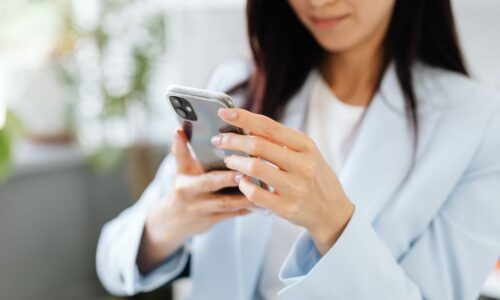 福岡の店舗オーナーが公式LINEの予約フォーム設計を見直し、リッチメニューへの導線や自動返信設定を確認しているようす