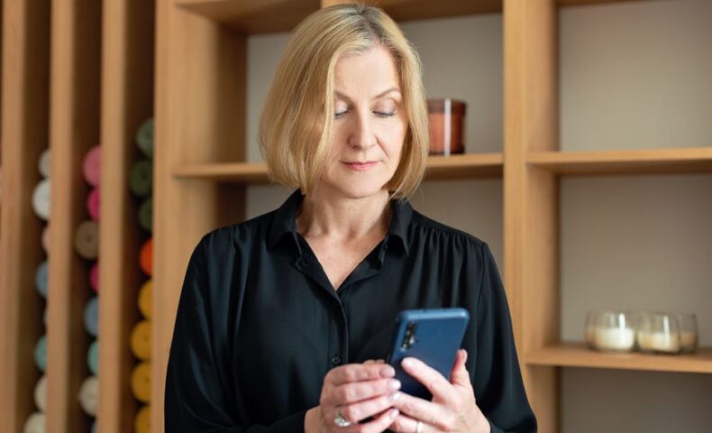 福岡の公式LINE配信内容を設計する事業者が、スマートフォンでメッセージ配信のテーマと反応率を確認している場面