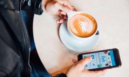 福岡の店舗オーナーが公式LINEの顧客管理画面をスマートフォンで操作し、タグ・セグメント設定を確認している様子