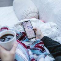 福岡の地元店舗が公式LINEを活用して再来店率を高めるための3ステップ設計を図解したインフォグラフィック。来店後の感謝メッセージ送信から特別クーポン配信、定期フォローまでの流れを視覚的に示している。