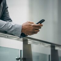 福岡の事業者向けに公式LINEの配信頻度を週1〜2回に設計した運用フローを図解したイメージ。ブロック防止と反応率向上のバランスを示している。