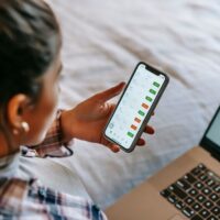 福岡の事業主が公式LINEの分析画面を確認しながら、ブロック率・クリック率・CV率の3指標を見直している様子